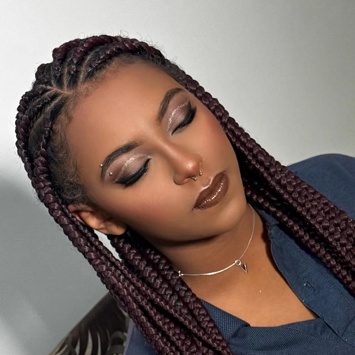 Maquiagem profissional impecável realçando a beleza natural com elegância